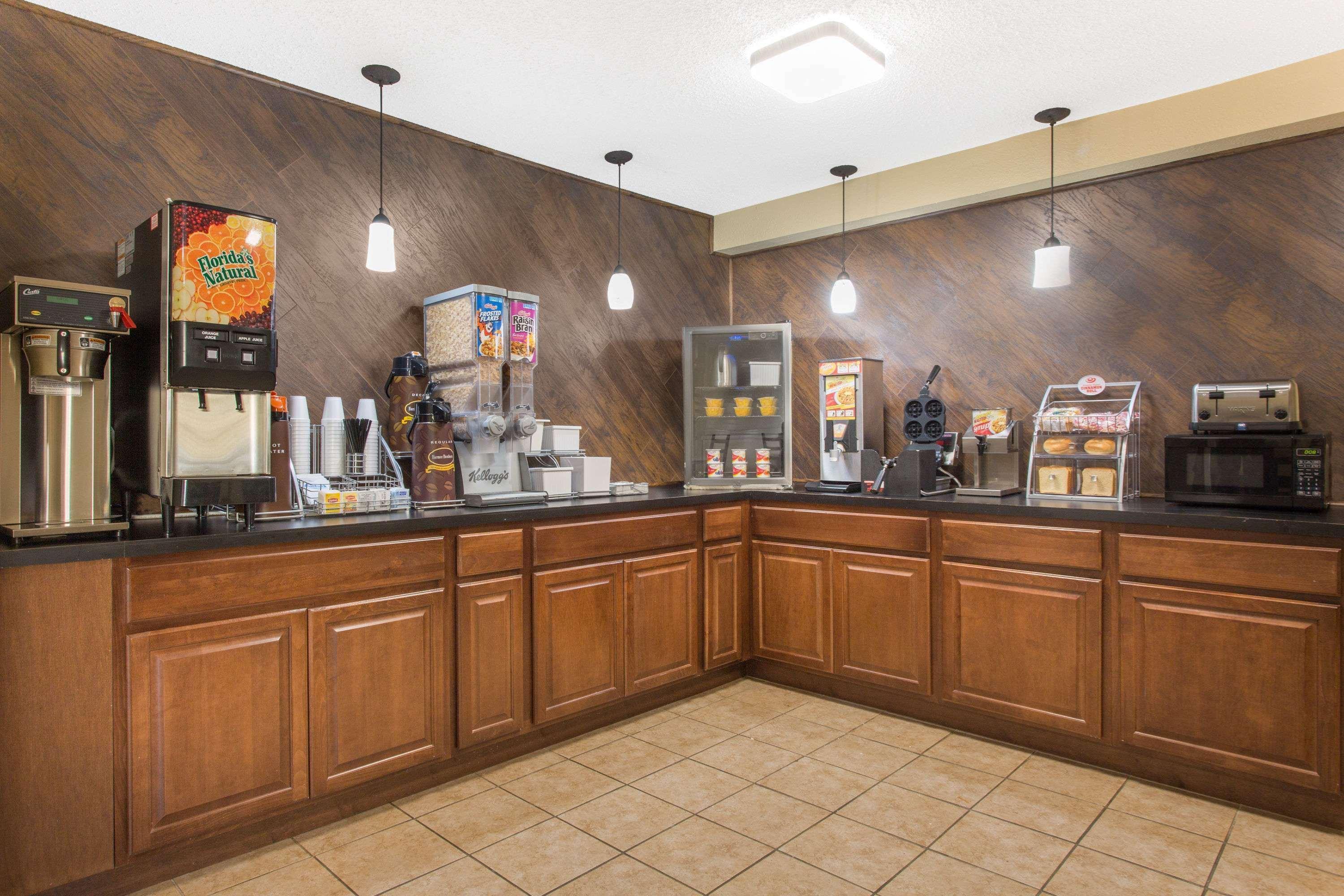 Отель Super 8 By Wyndham Columbus Airport Экстерьер фото